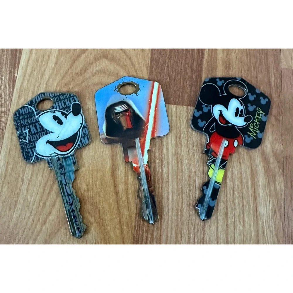 3 Collectable house key featuring Disney‎ and Star Wars characters.
